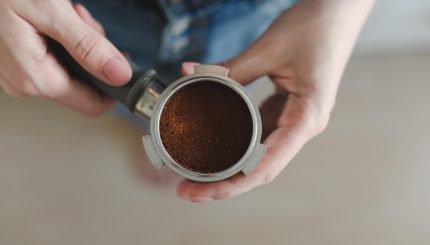 riutilizzare i fondi di caffè macinato